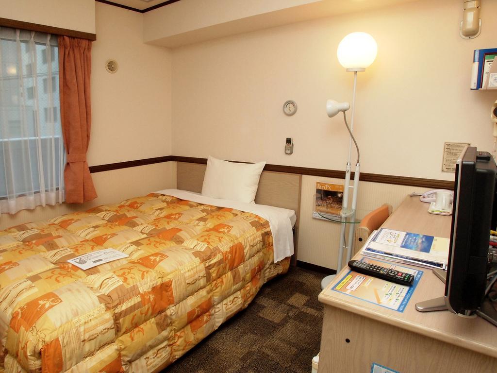 Toyoko Inn Hokkaido Sapporo-Eki Nishi-Guchi Hokudai Mae Bagian luar foto